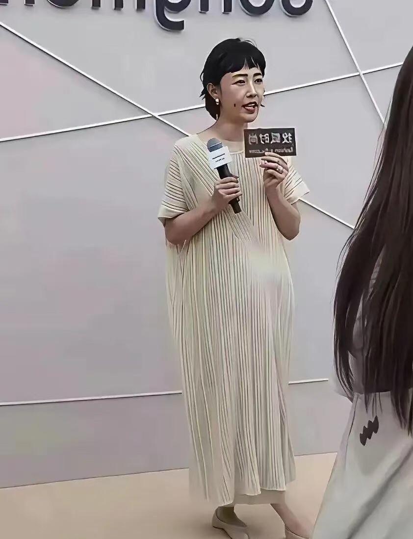 刷到白百何近照的时候，我正在喝水，差点呛着。不是她变丑了，是整个人气质完全变了