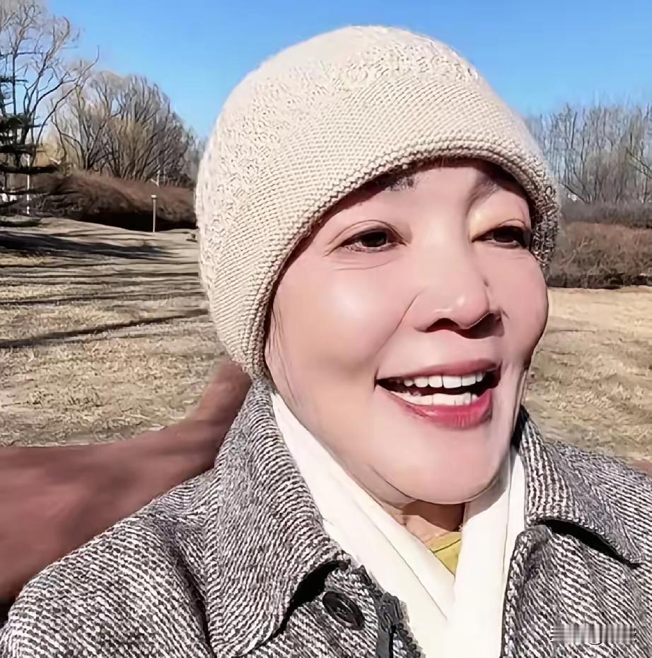 张兰大年初二更新动态她一脸幸福的说，儿媳筱梅今天早上打电话给她了，说小宝宝还