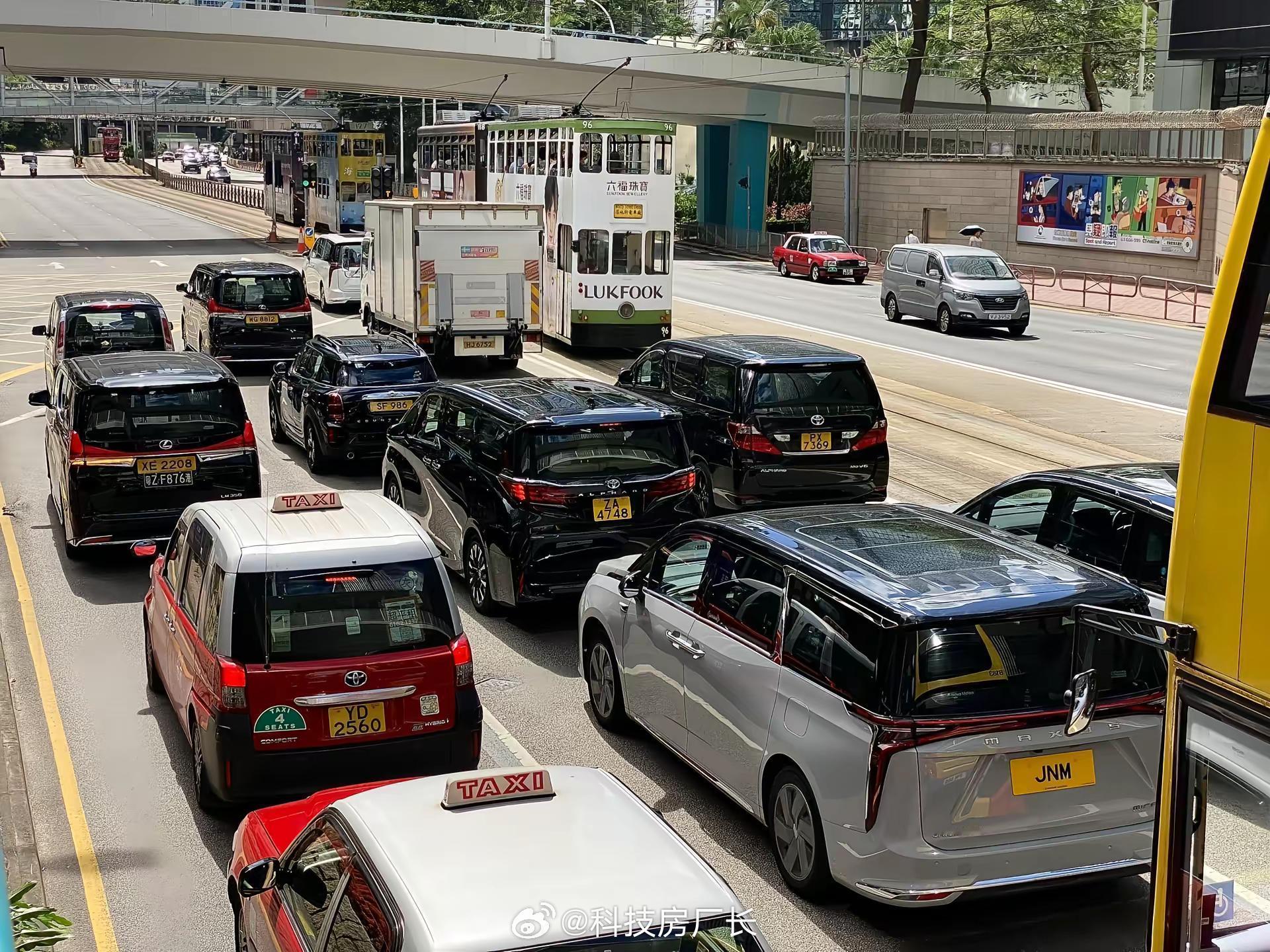 香港这么喜欢MPV啊，到处都是​​​