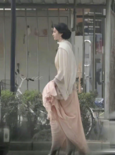 刘亦菲不管是高清图还是糊图，都是一眼吸引人的气质和美貌，仙气飘飘的