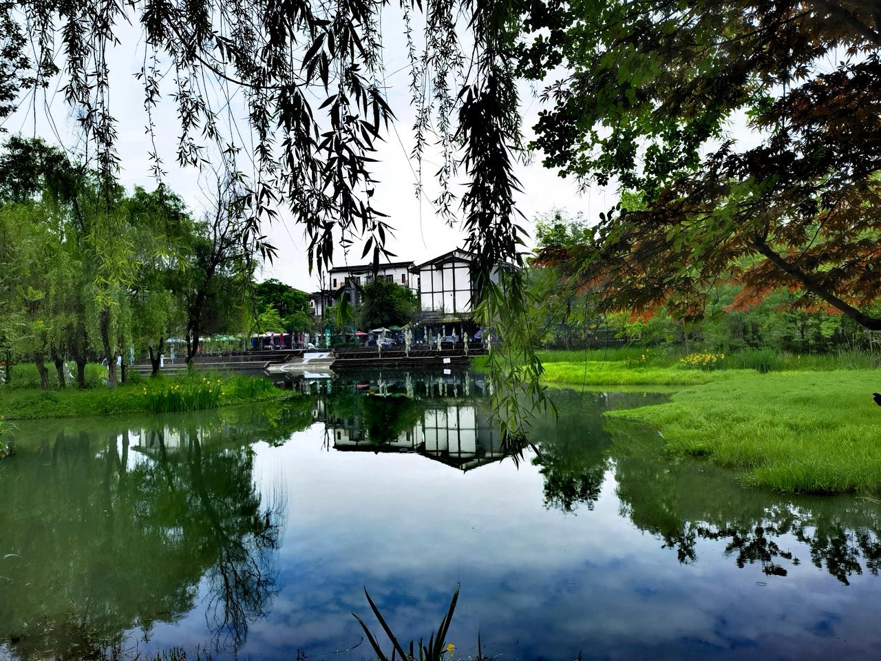 上联：绿水浮蛙叫，下联：红荷引蝶飞。解析：上联写水中蛙鸣，下联写荷间蝶舞，