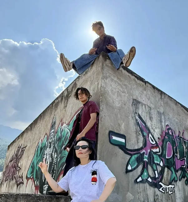 龚琳娜与18岁儿子旅游照曝光，儿子少年感满满
