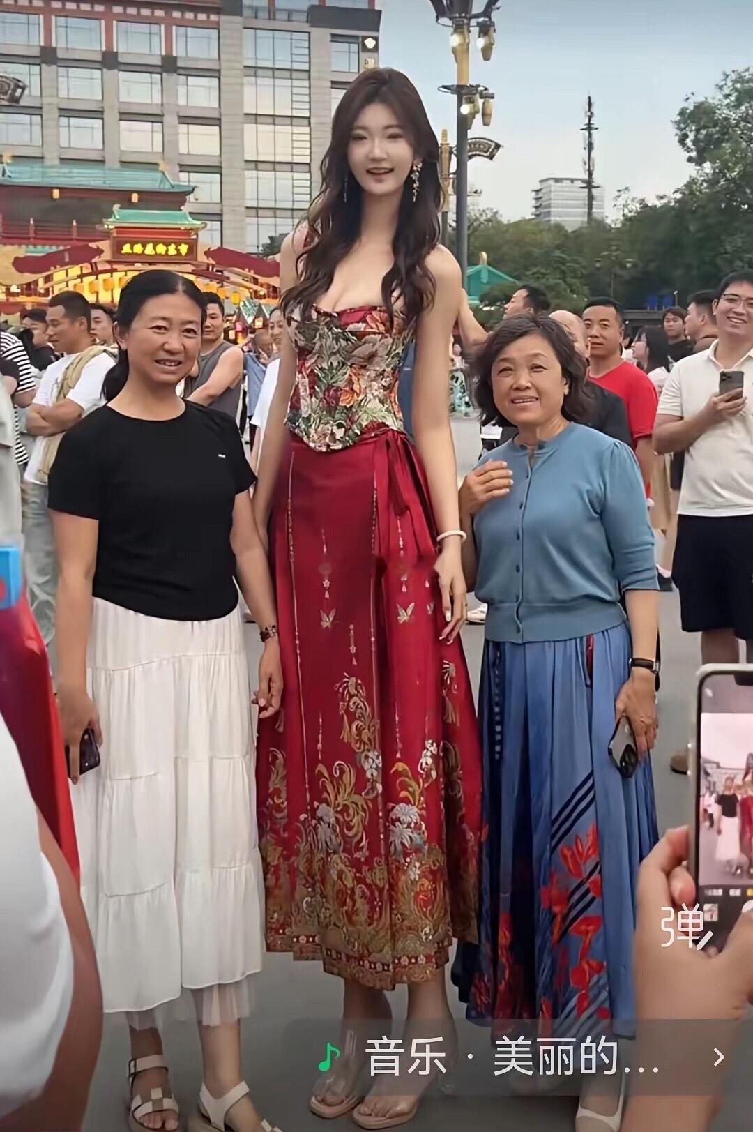 身高2米女孩亮相西安，回头率200％