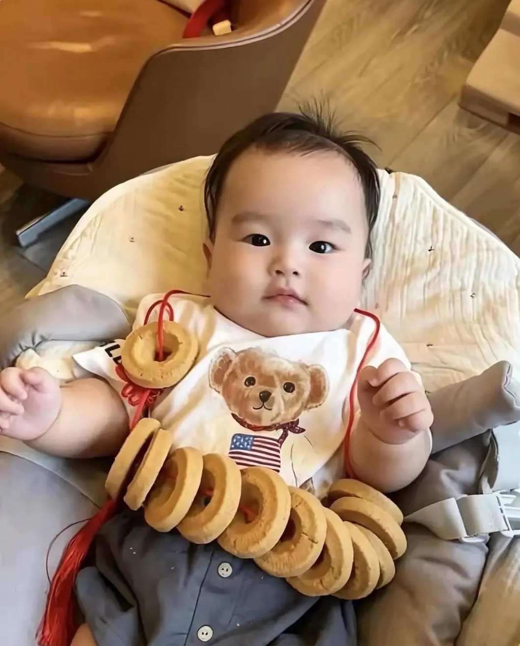 马筱梅连续晒娃，汪宝儿白白胖胖，眼睛又大又圆、耳垂厚实，是典型的大富大贵之相，未来肯定不是一般人！
