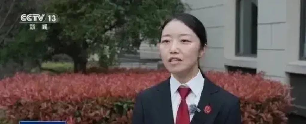 “临死拉了一个垫背的？”5月8日光明网披露上海一起令人痛心的事件，一名23岁女孩