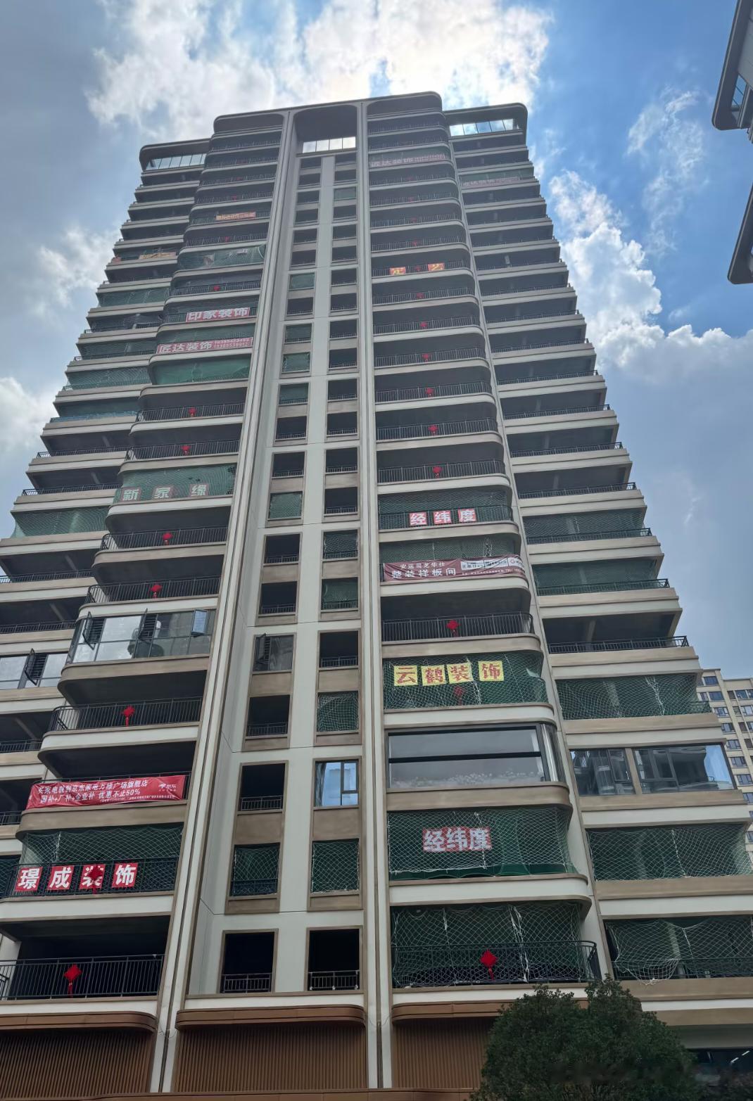 才交房一个月就这么多装修的了到时候入住率应该没啥问题的嘛就怕入住率低的小区到