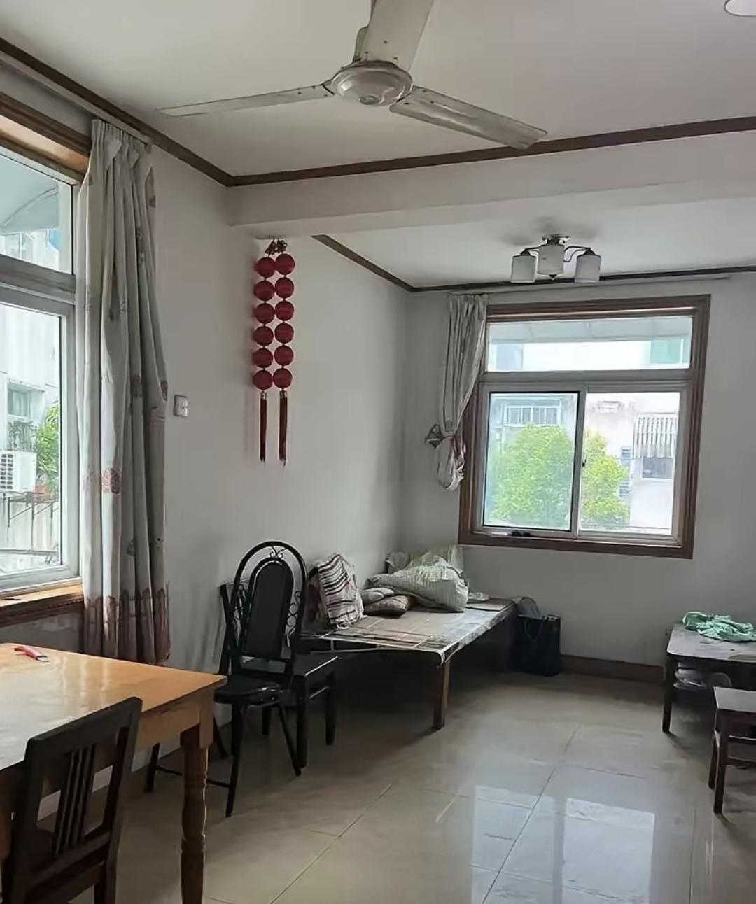 上个月同事买了套42万的老房子，过户完才发现水压低得洗澡像挤牙膏，电箱一跳闸全屋