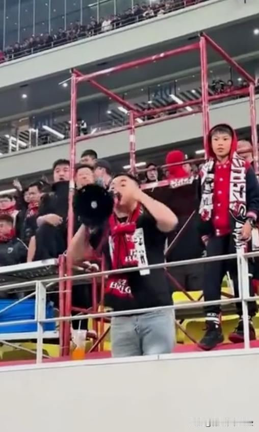 成都蓉城输给河南队后，球迷怒喷后蹇韬回应：输球又怎么样？随后被韦世豪、甘超拦下。