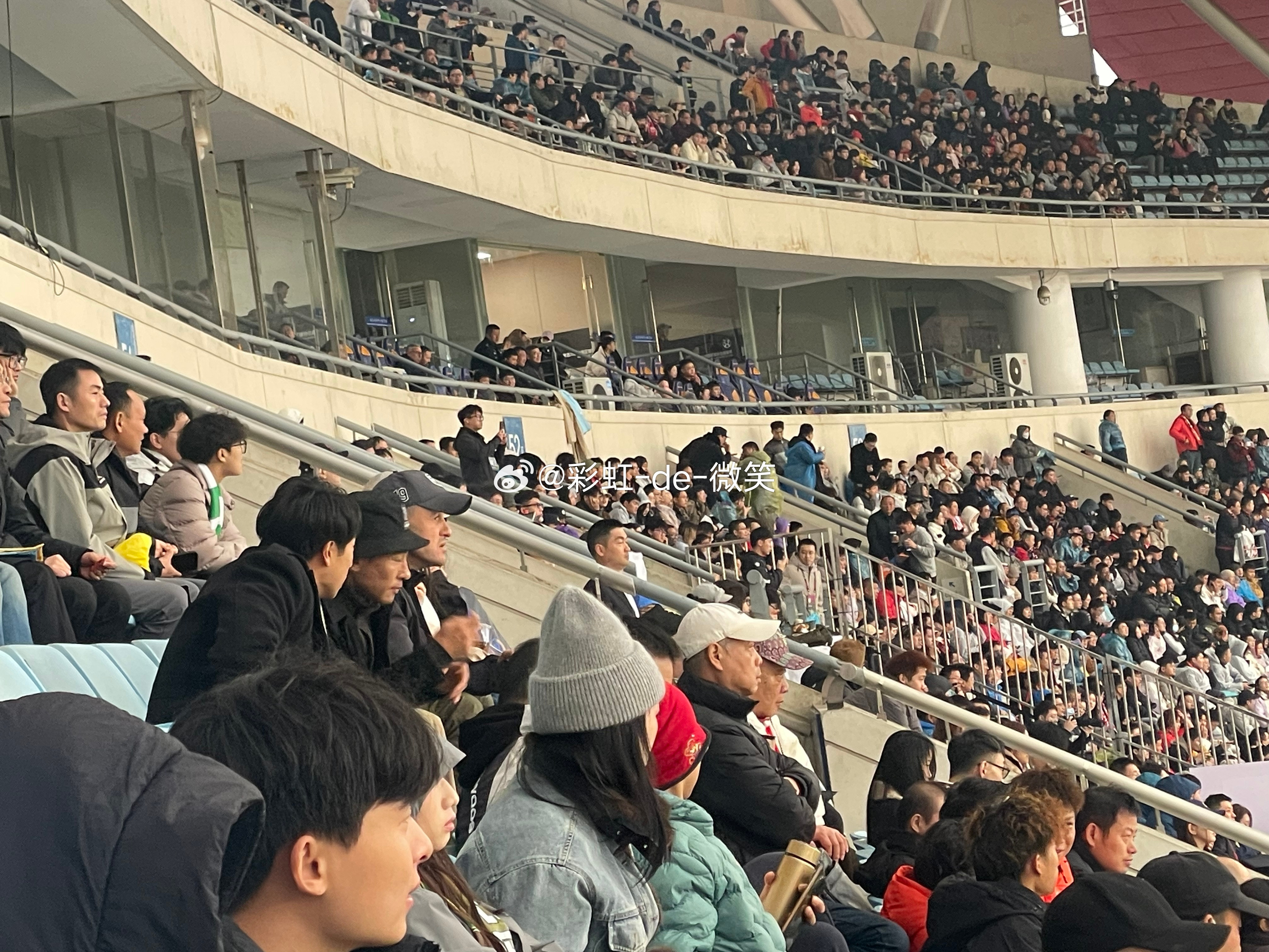 申花教练组几乎都来了，主教练斯卢茨基，韦列杰尼科夫，于汉超等人都现身在超级杯看台