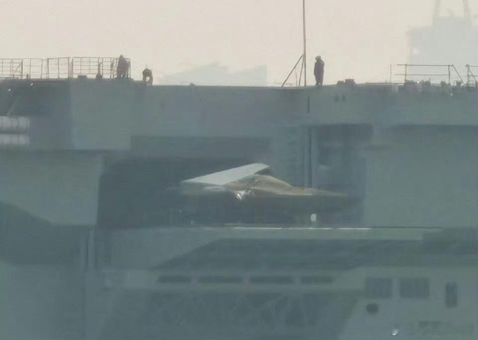 进机库了根据机翼折叠形态，这是机模！中国海军076中国海军舰载机烽火问鼎计划