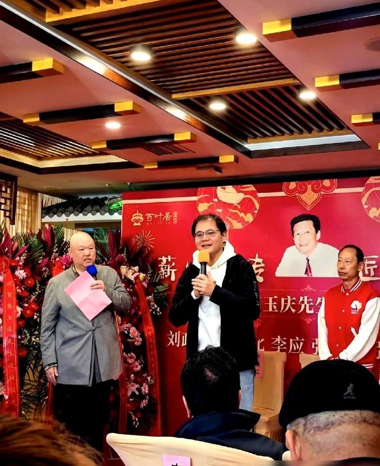 郭德纲没来。他亲师哥高玉庆的收徒仪式，本人缺席。现场大咖云集。李金斗