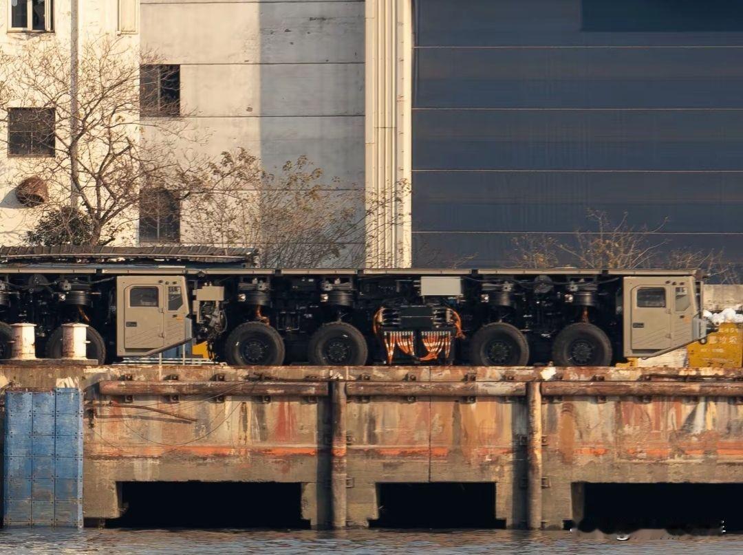 我共最新推出的机场高达！昨天大家都在关注中华厂岸上停放的无人机，认为这是为07