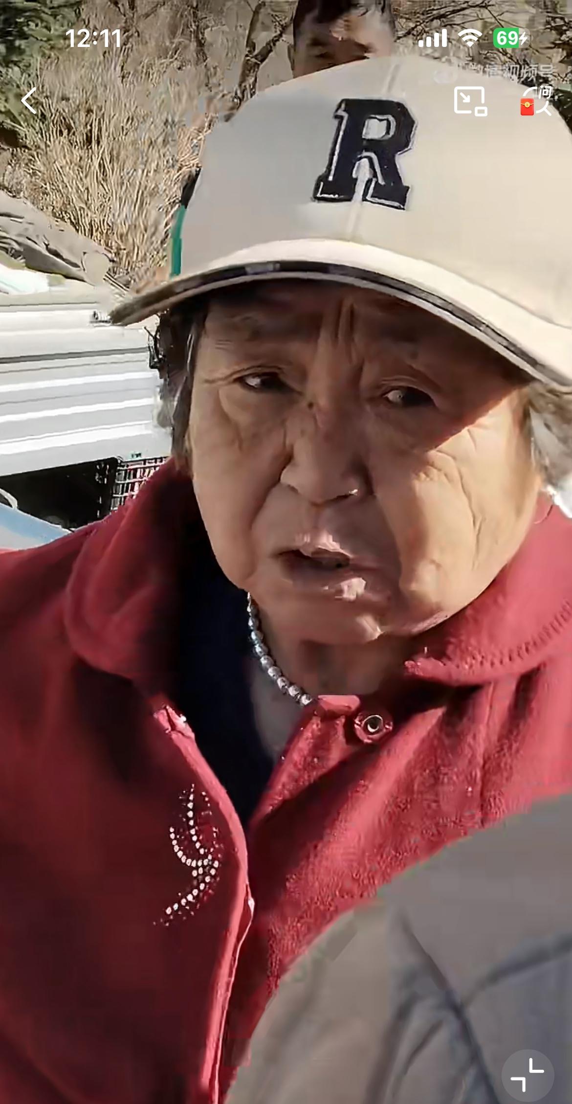 老太集市上偷东西，被老板发现，却被旁边的团伙道德绑架，说人家年纪这么大，就放她一