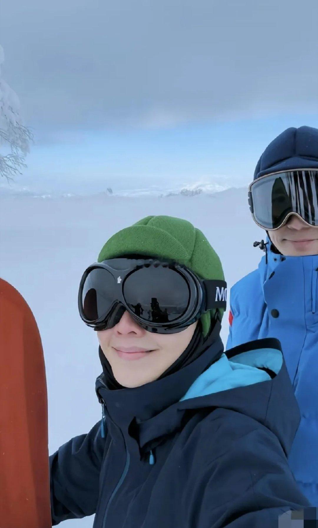 刘嘉玲和老公梁朝伟在日本过情人节，老夫老妻的还这么的浪漫。不愧是少年夫妻老来伴呀