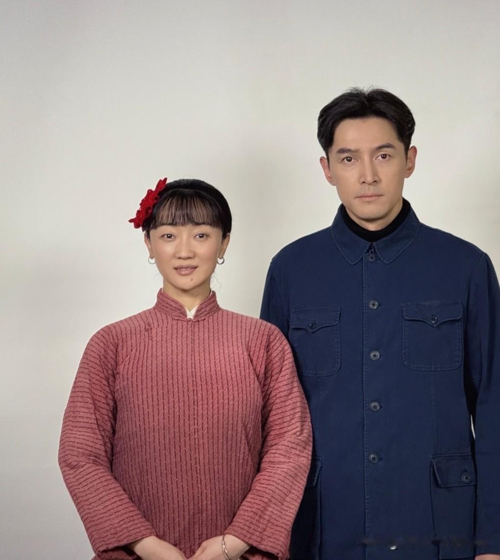 张瑶晒《抓特务》片场花絮，和胡歌同框像极了年代结婚照，雷佳音片场蹲门槛唠嗑太接地