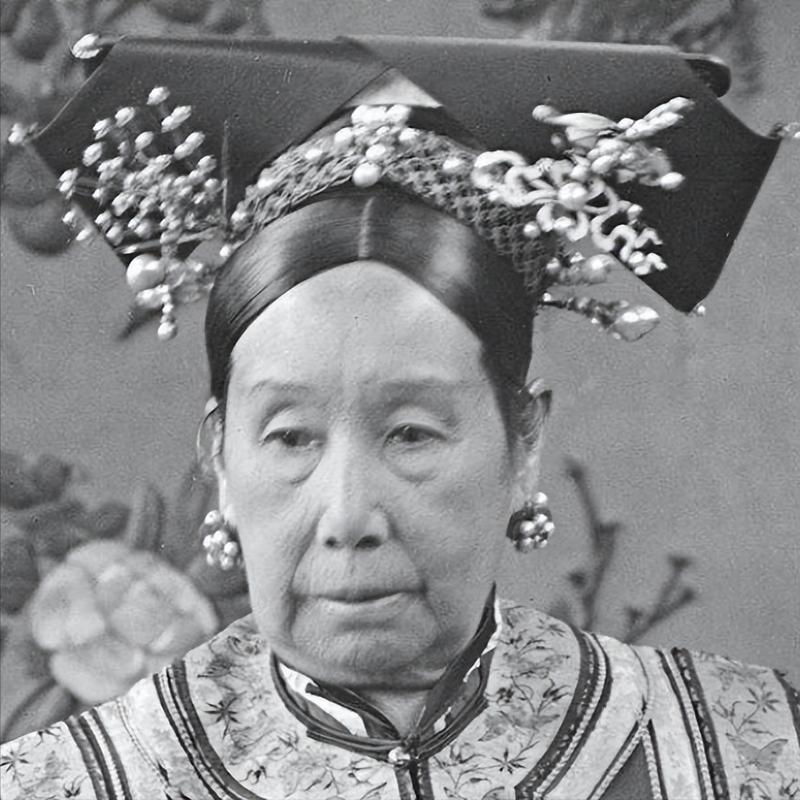 慈禧掌权48年，手无一兵一卒，却让满朝文武不敢动弹，靠的就是两张牌：一张是永远长