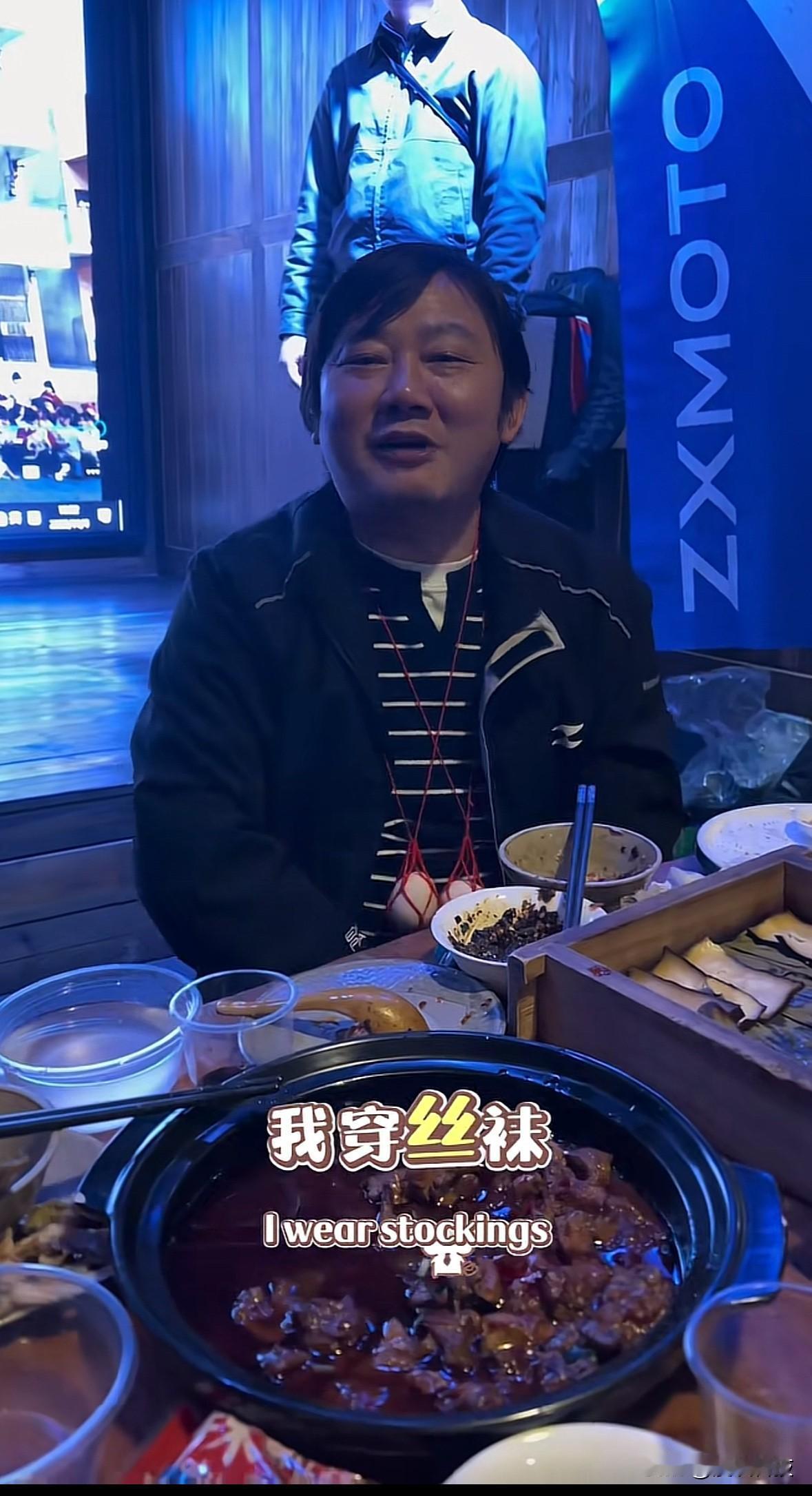 张雪当着自家品牌机车车主表示：你做一万块钱公益，我穿丝袜。博主感叹：一句玩笑