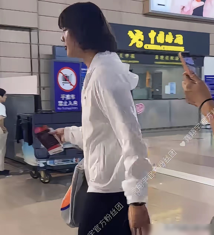 亚运会决赛刚打完24小时，女排队长龚翔宇直接飞日本了，加盟的还是上赛季排第11的弱队。这事搁别人身上