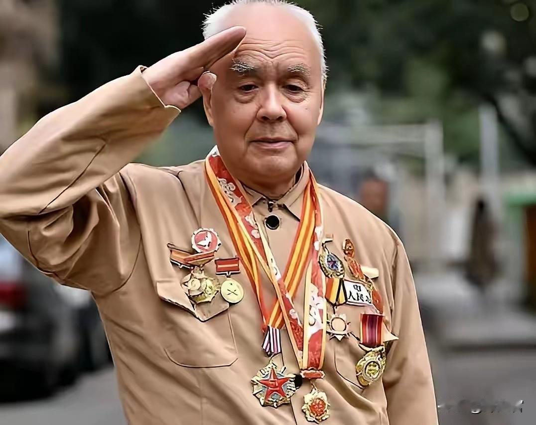 一个人单杀敌军100多人，能拿迫击炮当狙击枪使，够厉害不？关键是人家那年才16岁