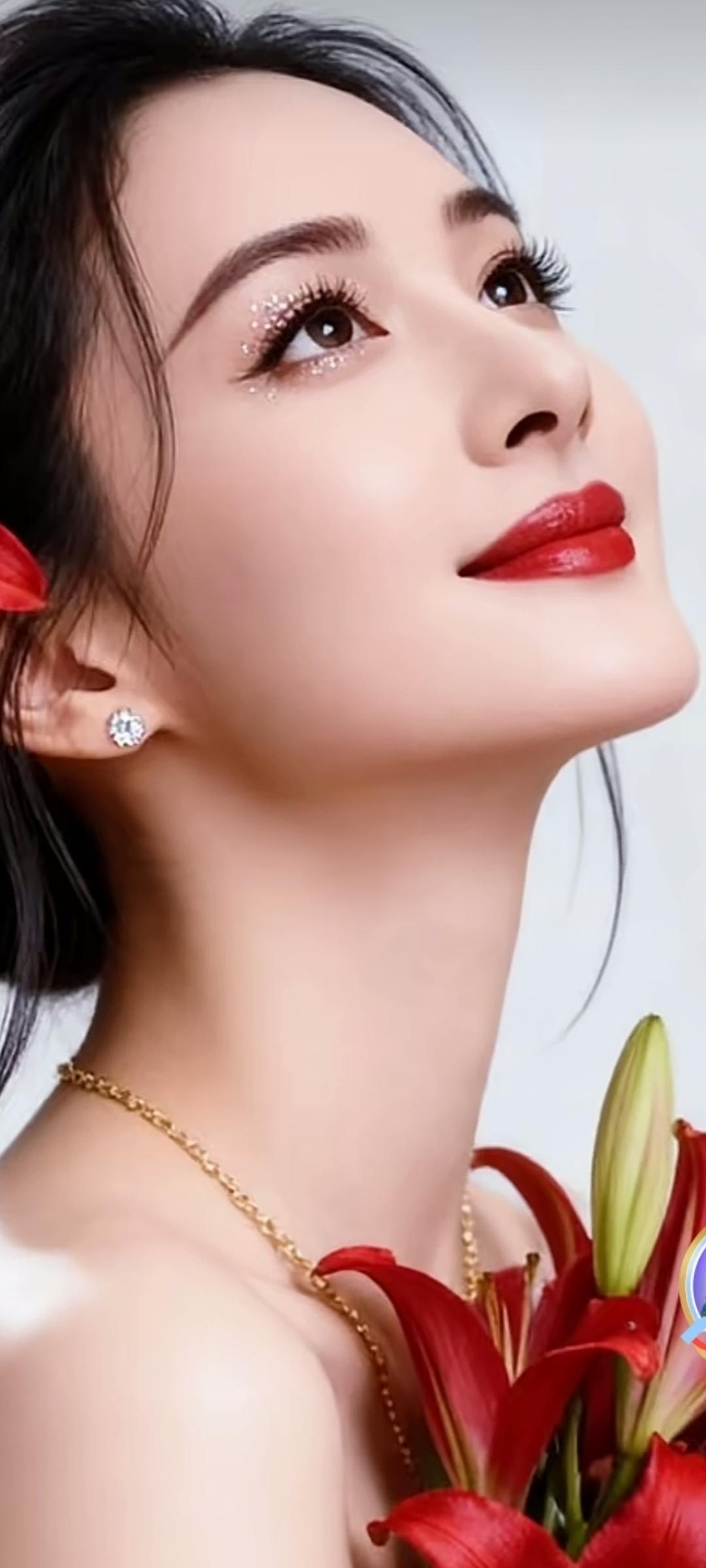 优雅红唇，惊艳一瞥！💄✨