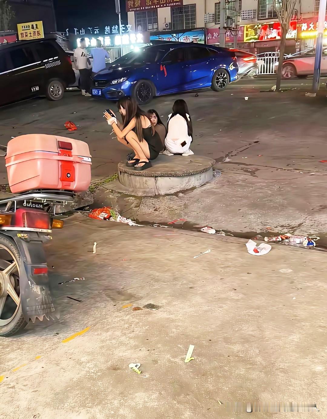 她们光鲜亮丽的活着，却有人担心她们过得不好。[滑稽笑]