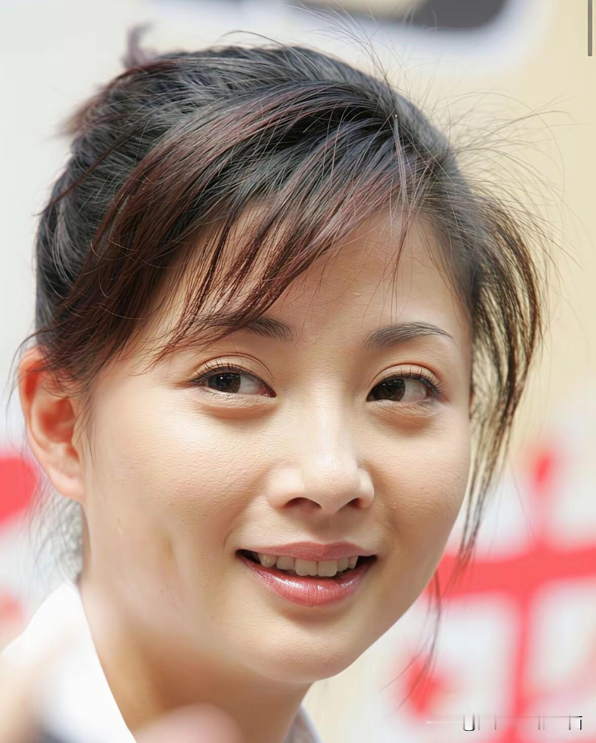 这是真正的天然美女，天生丽质，不需要任何的修饰，一眼万年的感觉。殷桃的眼睛乌黑又