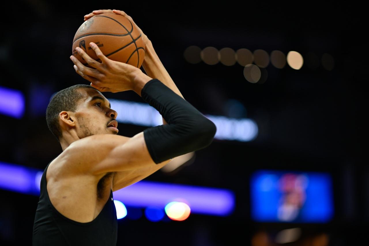 说到预测本赛季总决赛，NBA名宿韦德说：“我认为总决赛将是活塞对阵马刺。”马刺和