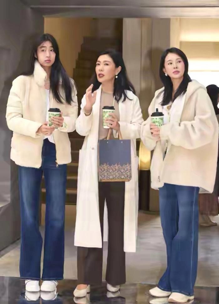 佟大为妻女看展，17岁的大女儿身高快1米8了，又高又漂亮，身材高挑很有气质，母女