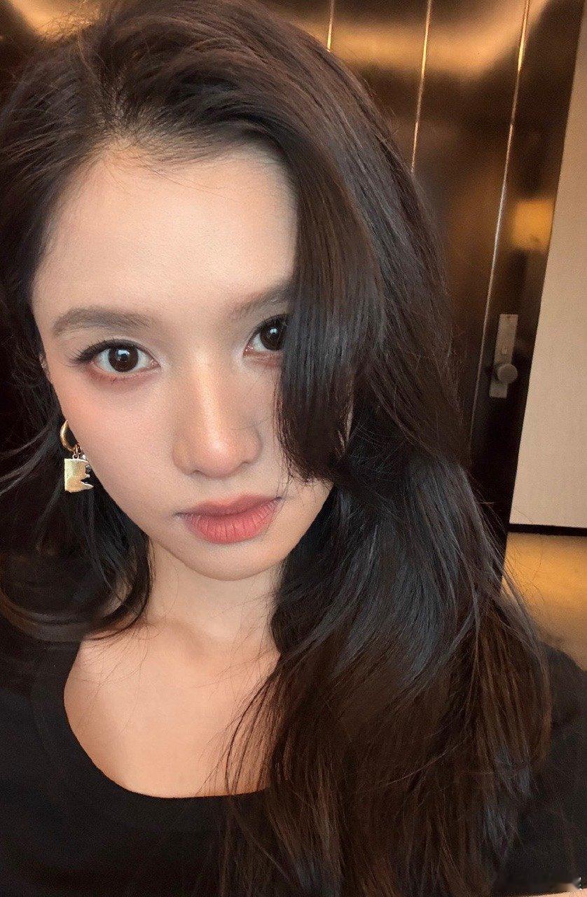 张婧仪拍戏遇到赶不走的路人谁懂啊！张婧仪拍戏被路人闯镜还赶不走，心疼我女鹅～