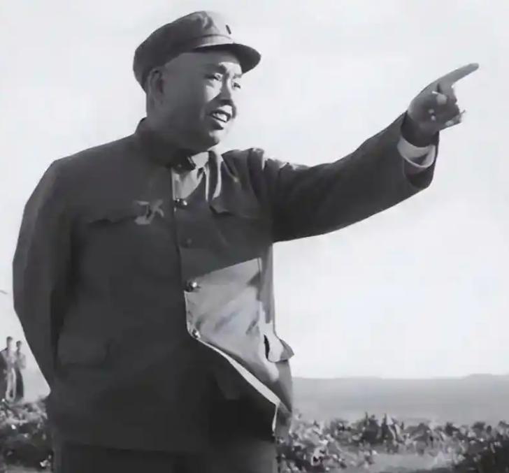 1971年冬，许世友视察南京长江大桥，见哨兵顶着鹅毛大雪在岗亭外硬扛，当场拍板要