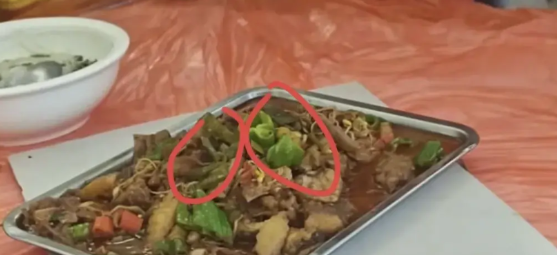 太恶心了！四川，一家饭馆把上桌剩菜炒给顾客吃，顾客一眼就看出来了，于是找老板理论