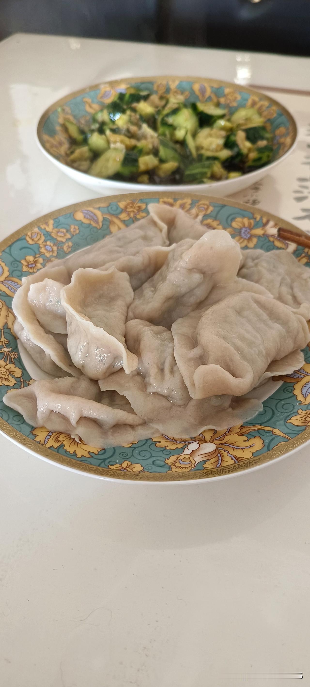 今天男人歇班回家，我老早和好面，上市场买了肉馅和韭菜，给他包了一盘子水饺。说句