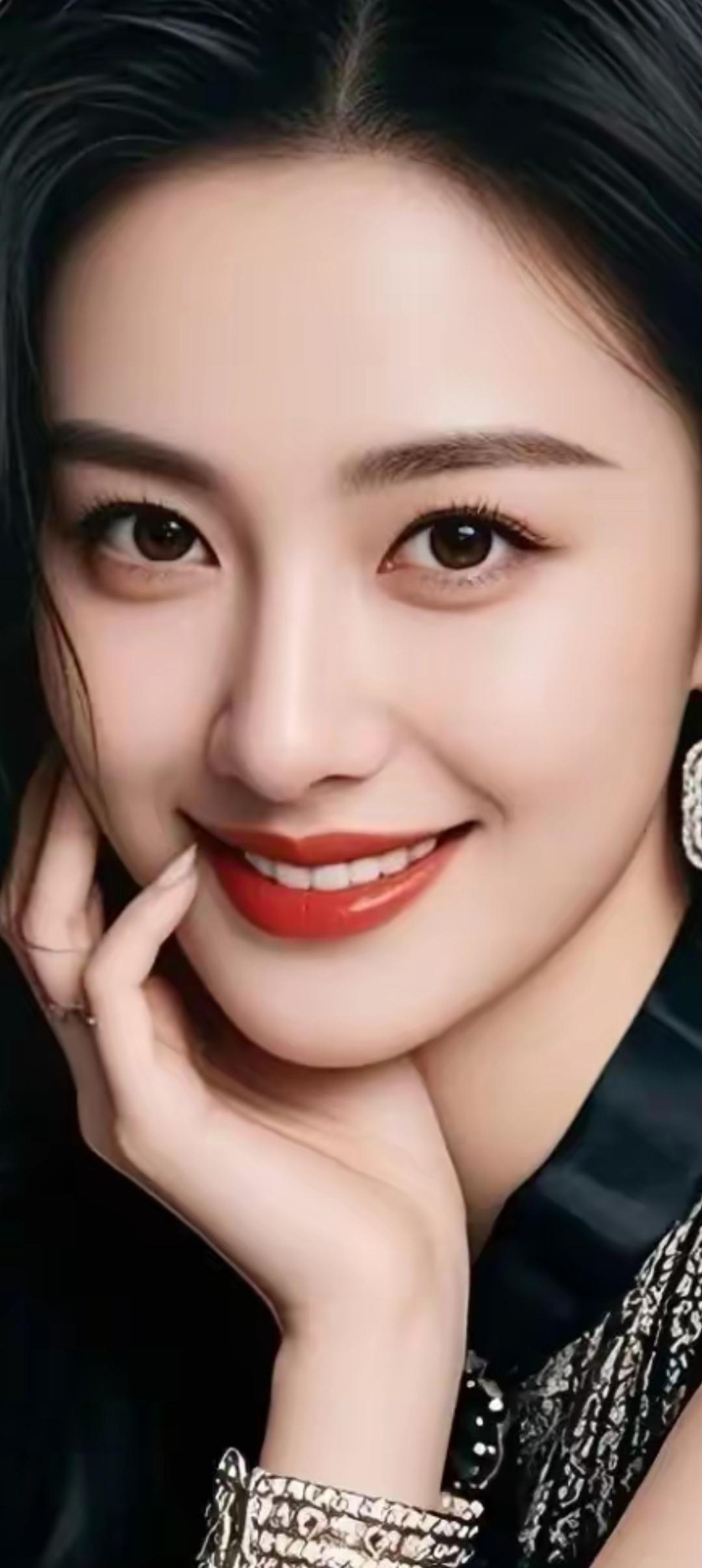 优雅黑发，红唇微笑，闪耀珠宝，气质满分！💄✨