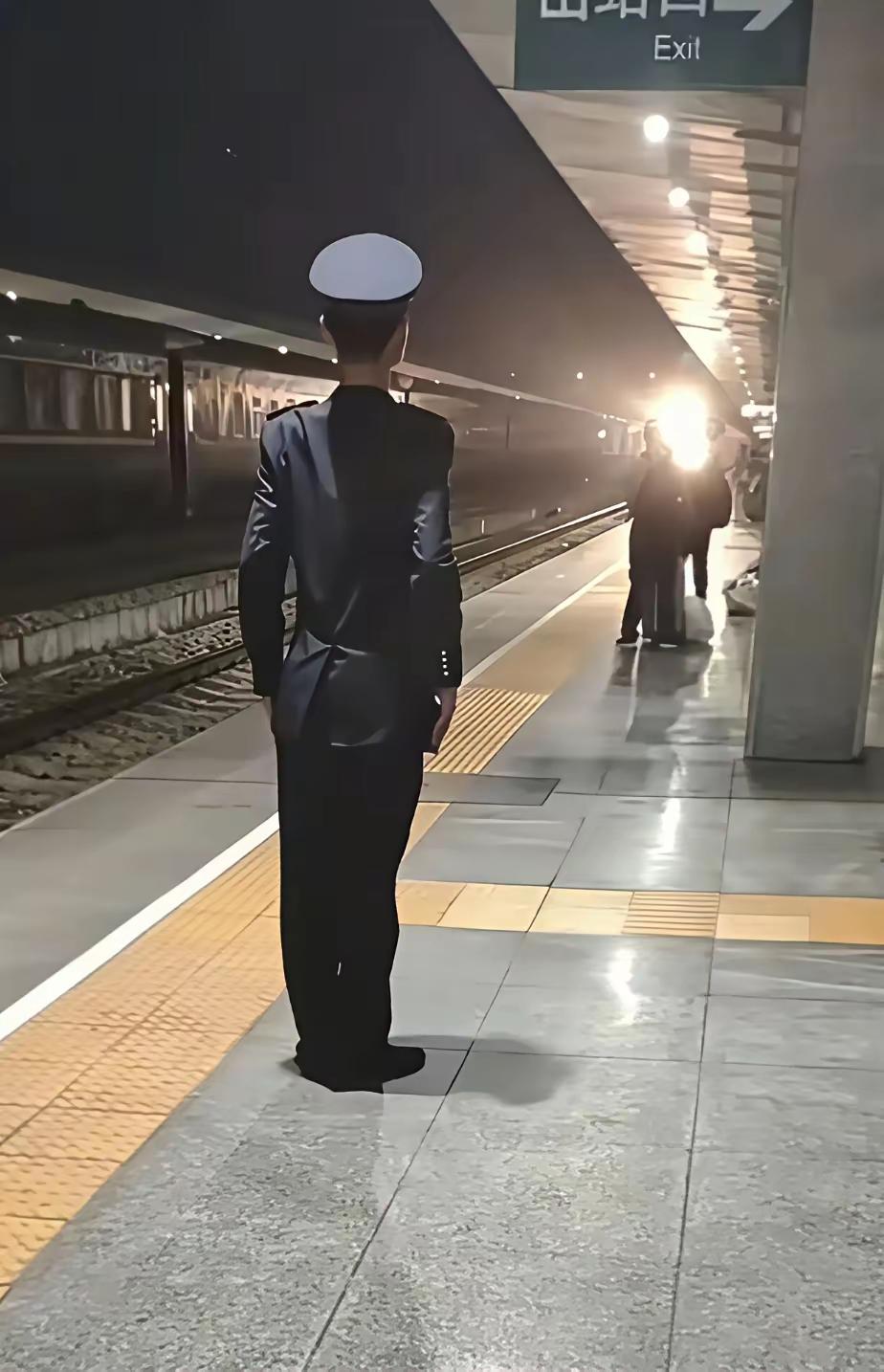 有人说这位大哥当过兵，就算不是军人出身，也是值得行业人士尊敬，标杆职员吧？