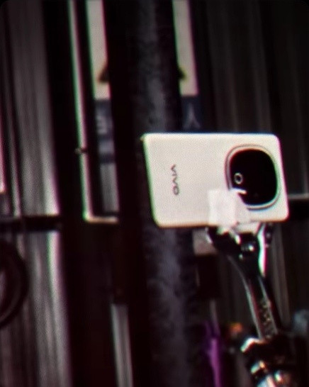 数码博主的关注点就是不一样捋了捋《飞驰人生3》出现的手机画面再糊，也能一眼认出来