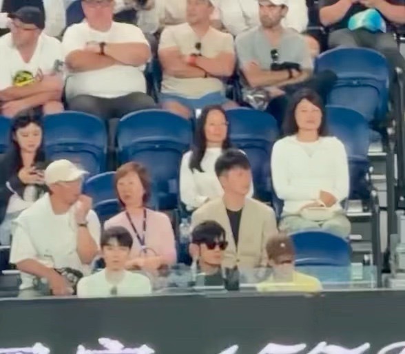 周杰伦陈奕迅王俊凯澳网同框周杰伦陈奕迅王俊凯澳网同框，捕捉到一只呆萌的小凯