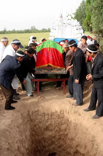 我们村这几天热闹了，前天一天就去世了两位老人。其中一位81岁，算是真正的老人，