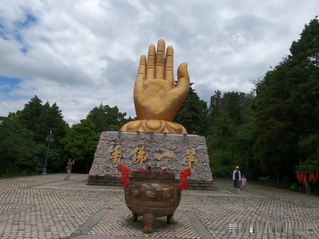 转眼8月6号啦，带着83岁老妈来云南弥勒旅居已经44天！今天做了一个决定：往后余