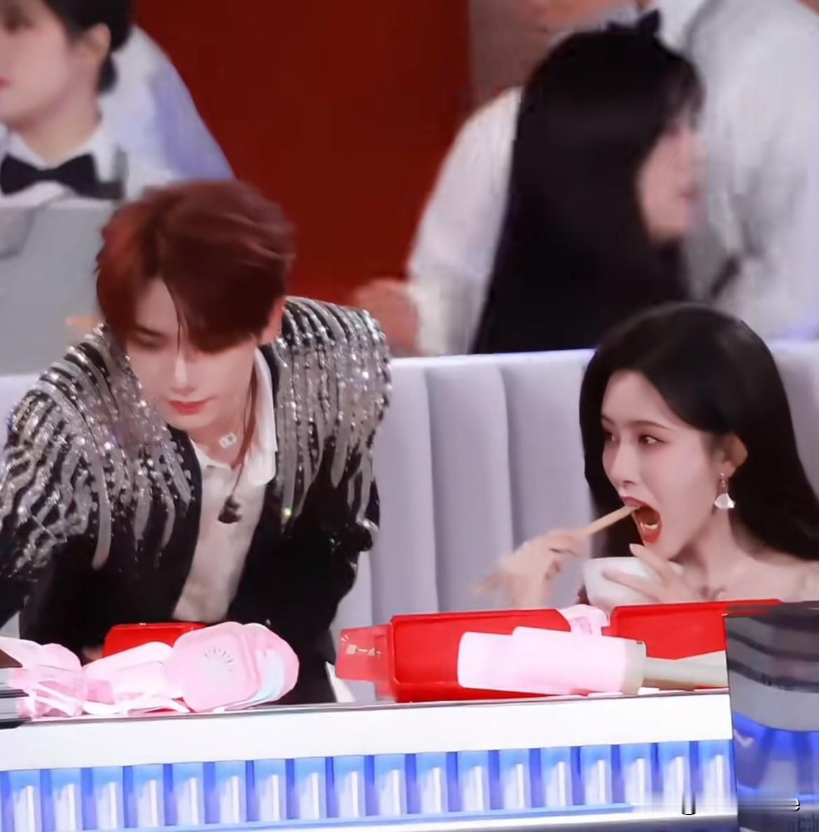 1月1日，孟子义吃东西，丁程鑫给她拿纸巾，两人互动超自然，丁程鑫递纸巾甚至都没有