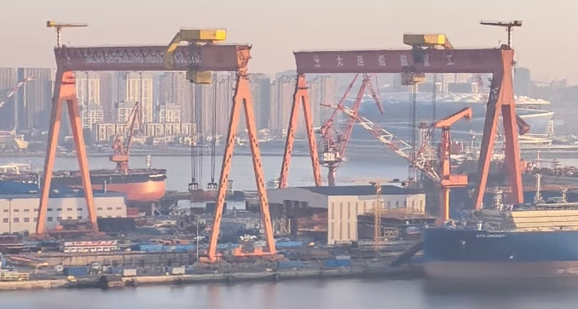 今天的004侧视图来了为了加快建造，船坞旁甚至加建了一架吊车图源小红书烽火问