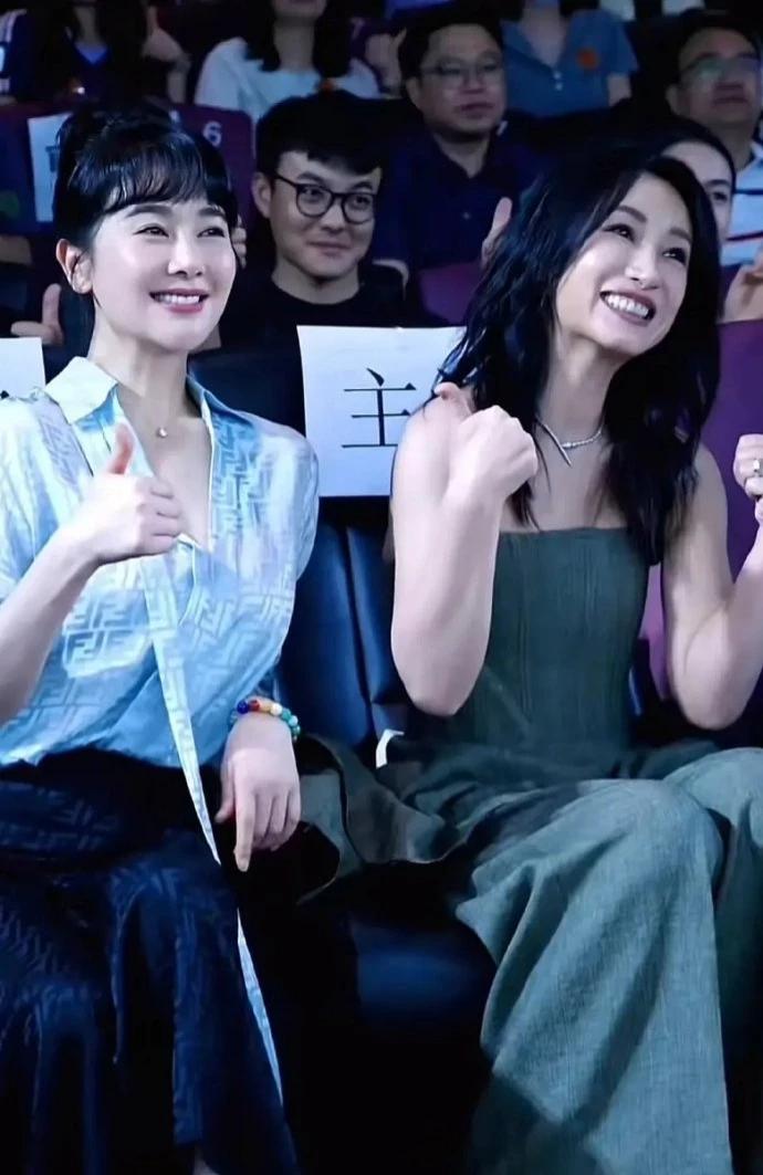 她到了40多岁反而状态越来越好，现在和左小青比起来完全不相上下。