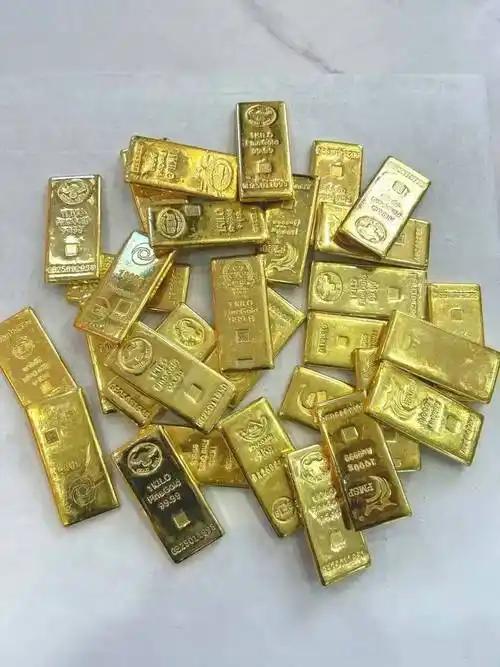 2月10日，北京一女子携带8公斤金条到金店套现，店员整整花了1个小时办理业务，女