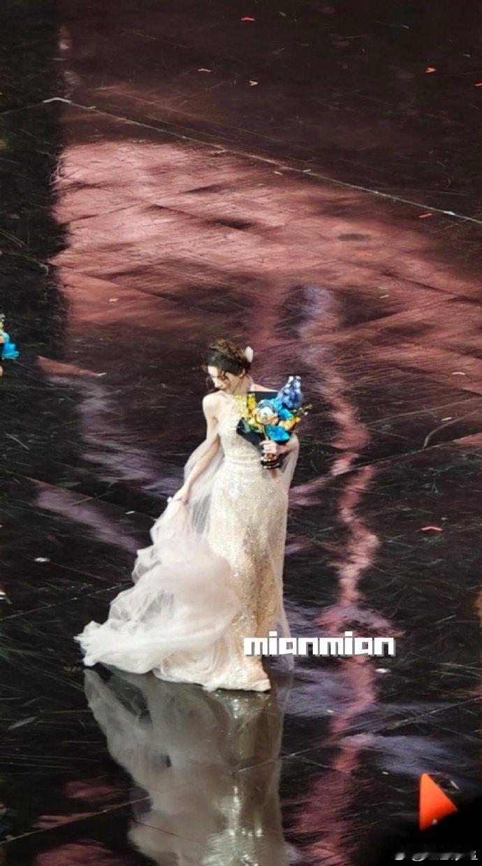 张予曦舞台上提裙这一幕这一幕堪称“公主行为范本”！没有刻意，没有慌张，一个简单