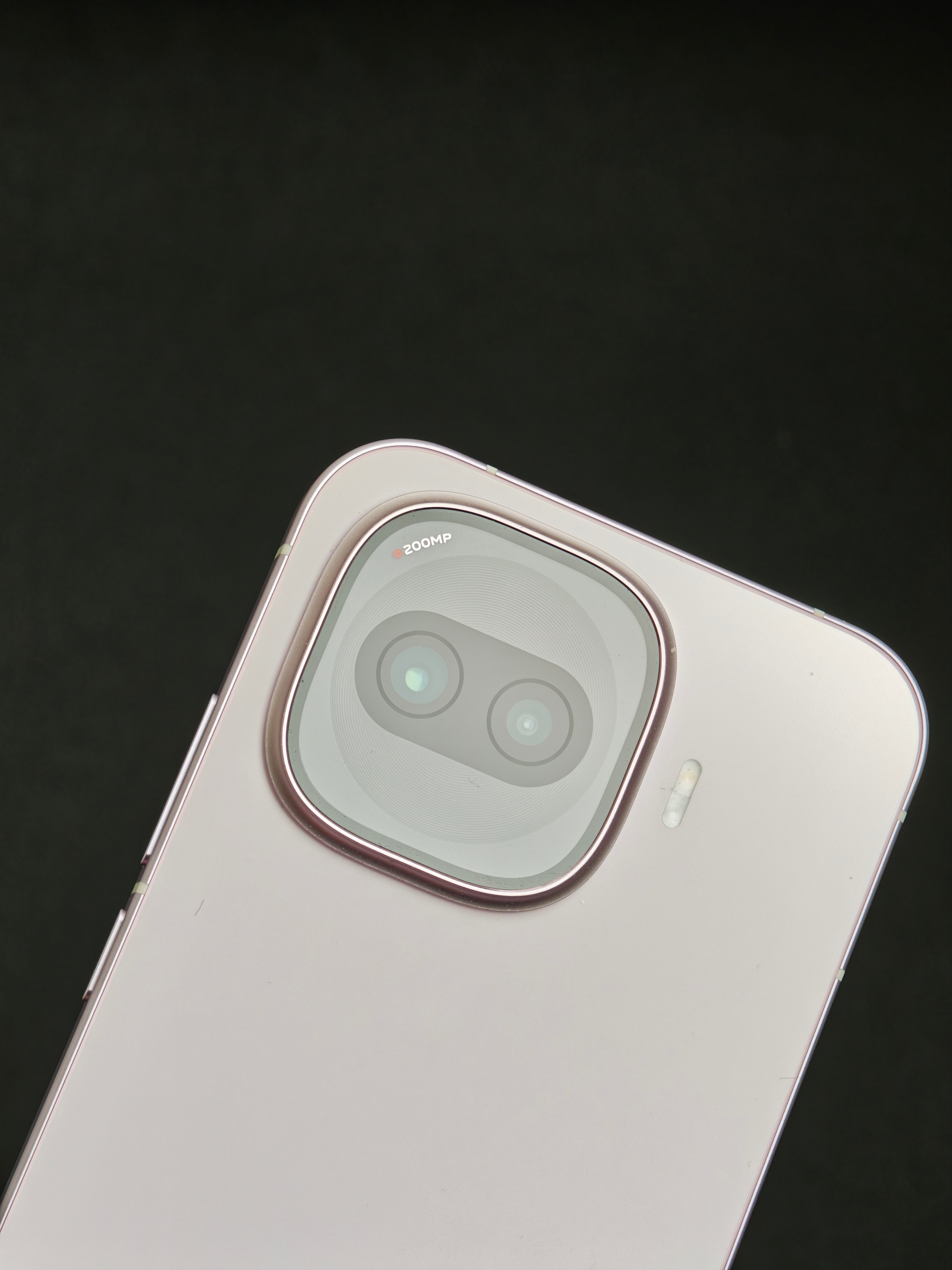 iQOOZ11Turbo，“双芯旗舰+黄金中屏+2亿影像”这套组合很能