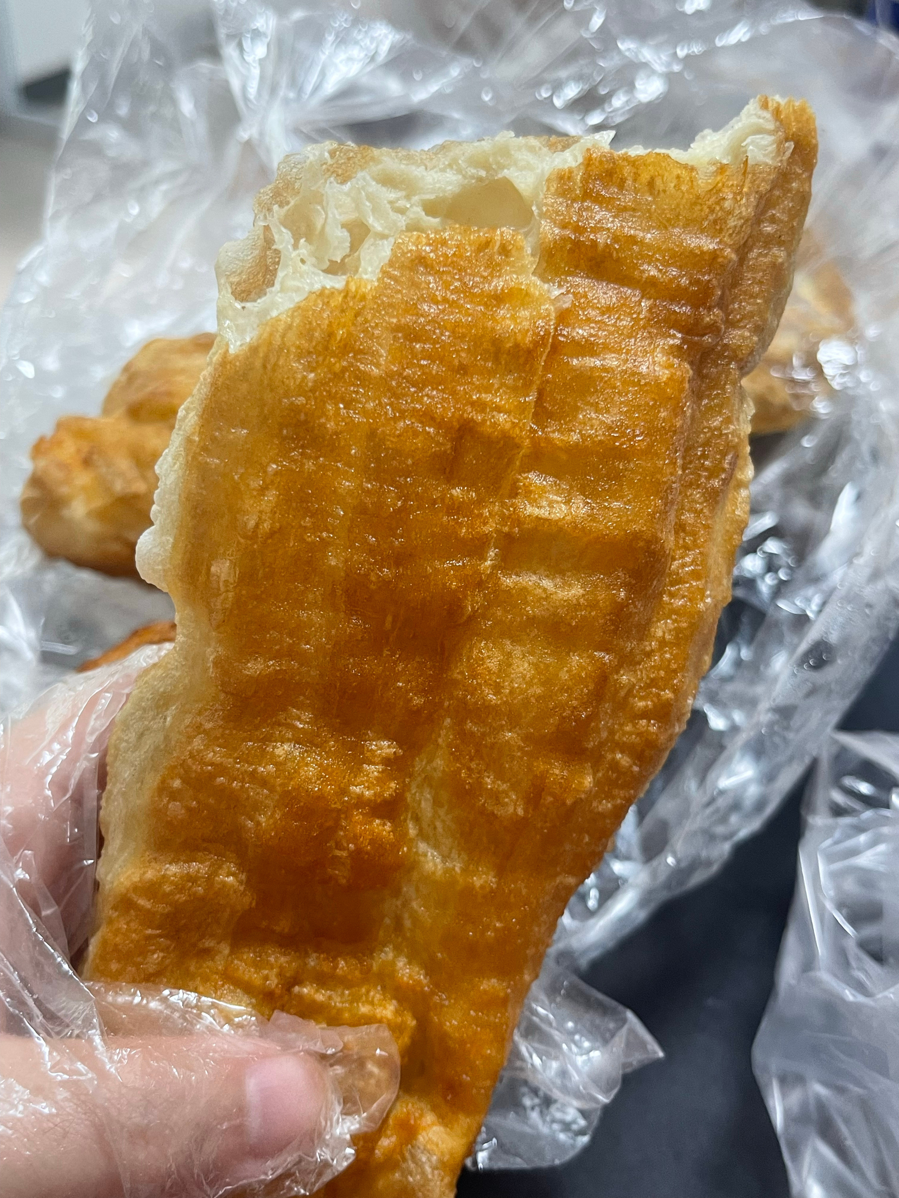 胖头莎昱_生活碎碎念今日份早餐豆腐脑➕油条➕麻团油条泡在豆腐脑里绝配！