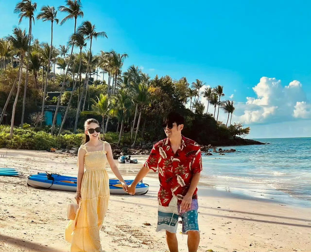 牵着老婆在沙滩上逛逛