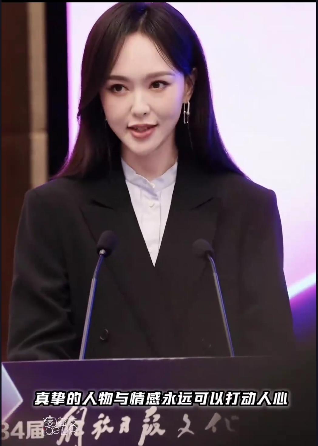 唐嫣这次亮相，状态惊艳到网友直呼像女大学生！她现身第八十四届解放日报文化讲