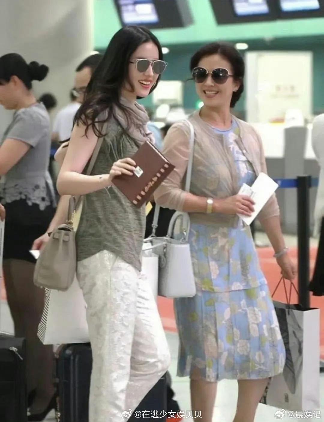 37岁刘亦菲和母亲在机场被偶遇，65岁妈妈气质优雅，身材丰腴更显熟女韵味，女儿和