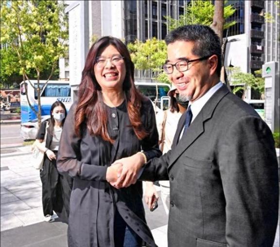 郑丽文现在估计挺后悔的，后悔什么？她后悔的不是加入国民党，也不是竞选主席时缴纳的