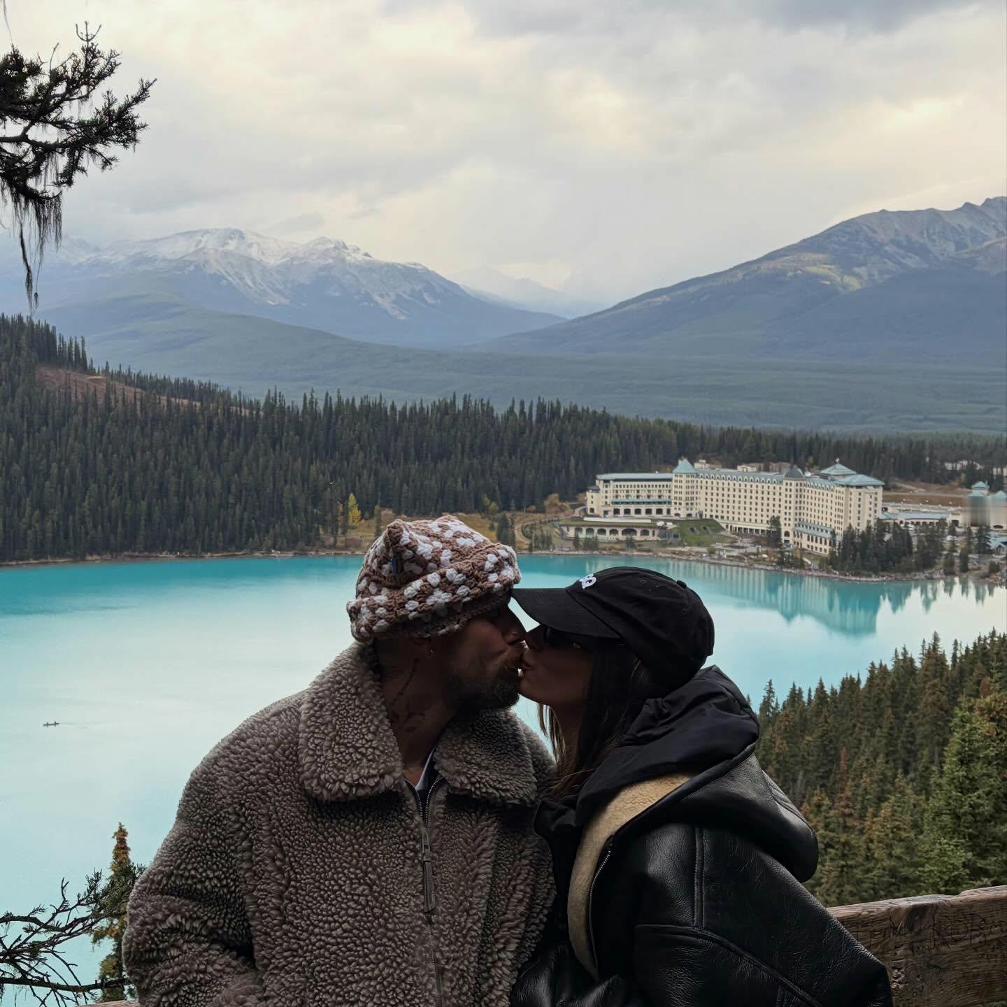 比伯海莉周年旅行照比伯成鲁滨逊了哈哈哈~~贾斯汀比伯JustinBieber